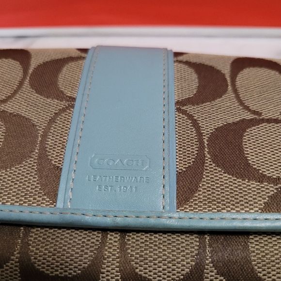 Coach Classic Logo Bifold Wallet. - Picture 6 of 11